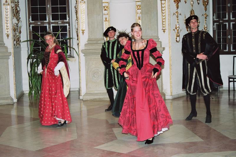 Skupina historickho tance Ballare tan renesann tance v zmeckm rondelu Sttnho hradu a zmku v Jindichov Hradci
