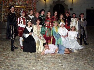 Na setkání se s Vámi těší účinkující Nočních prohlídek hradu a zámku Jindřichův Hradec 2004 - vstup do galerie fotografií z roku 2004